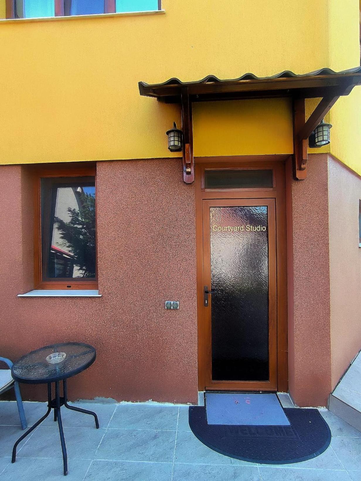 Courtyard Studio Oradea Exterior photo