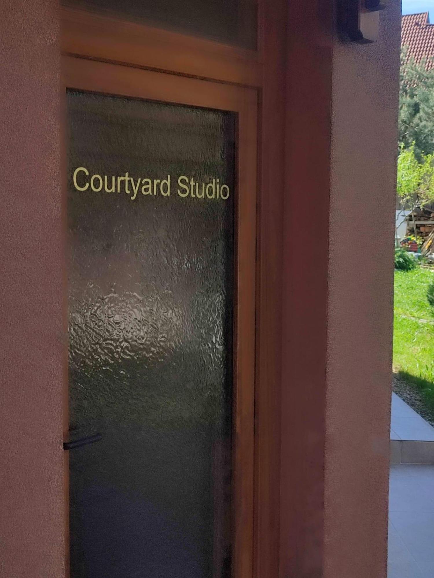 Courtyard Studio Oradea Exterior photo
